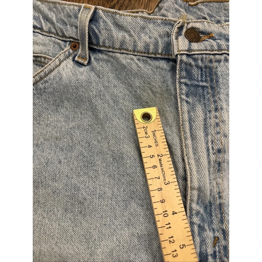 Vintage Levi's Men's 90's Denim Shorts Size 42 Light Wash 1995 550 Relaxed Fit